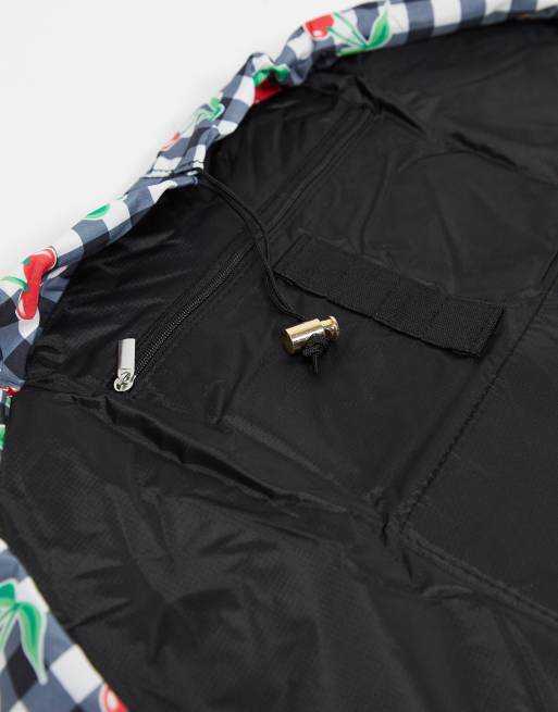 The Flat Lay Co. x ASOS – Exclusive – Körsbärsmönstrad sminkväska med dragsko, 3 av 4