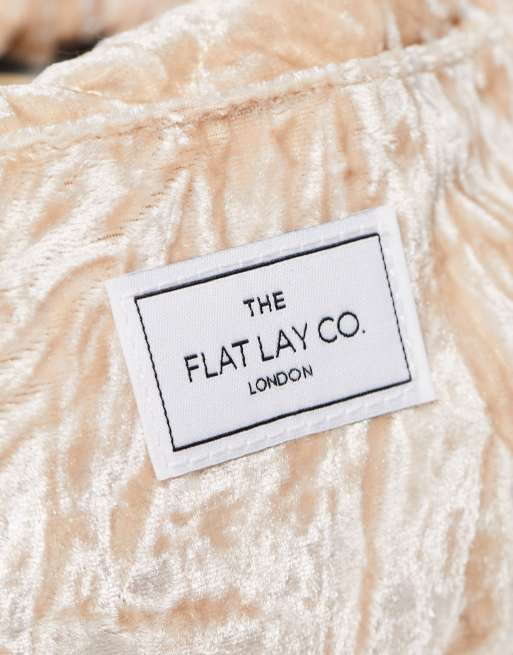 The Flat Lay Co. X ASOS EXCLUSIVE – Make-up-Tasche aus glänzendem Samt mit Kordelzug, 2 von 4