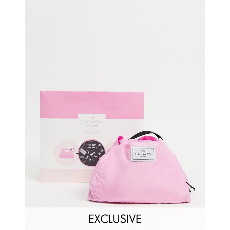 The Flat Lay Co. X ASOS Exclusive Make up Tasche mit Kordelzug in Kaugummirosa ASOS