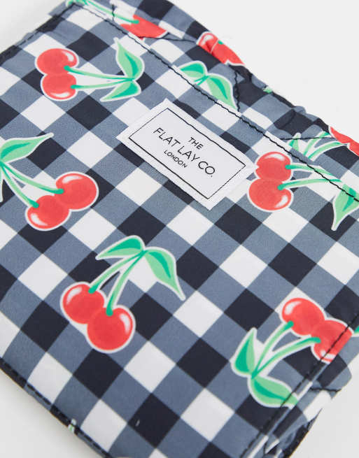The Flat Lay Co. X ASOS – Exclusive – Make-up-Tasche mit Kordelzug und Kirschendesign, 4 von 4