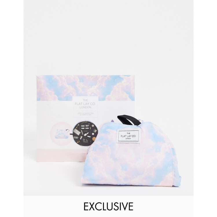 The Flat Lay Co. X ASOS Exclusive Make up Tasche mit Kordelzug und Wolkendesign ASOS