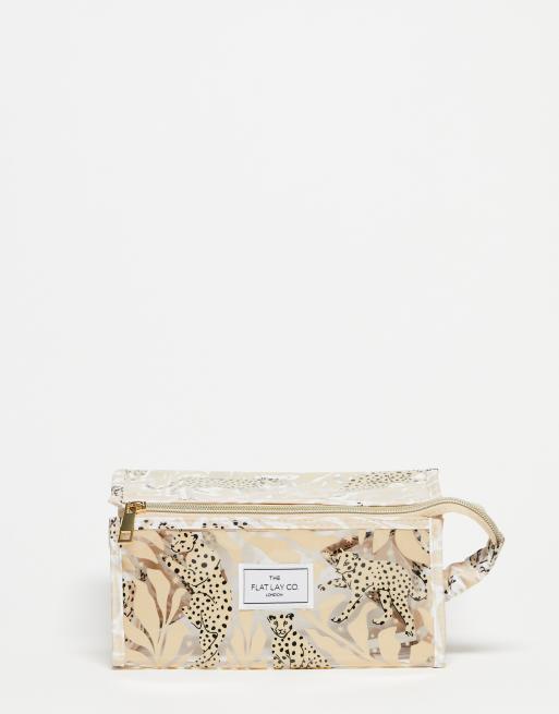 The Flat Lay Co. X CerbeShops Exclusive - Make-updoosje van jelly met cheetah-print in neutraal