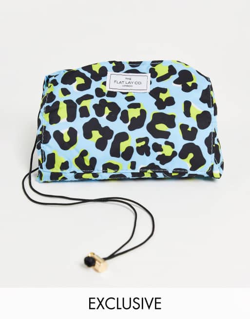 The Flat Lay Co. X ASOS Exclusive - Make-uptasje met trekkoord in blauwe luipaardprint