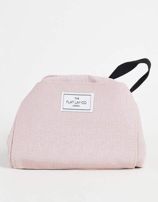 The Flat Lay Co. x ASOS EXCLUSIVE – Otwarta płaska kosmetyczka o fakturze różowej skóry krokodyla