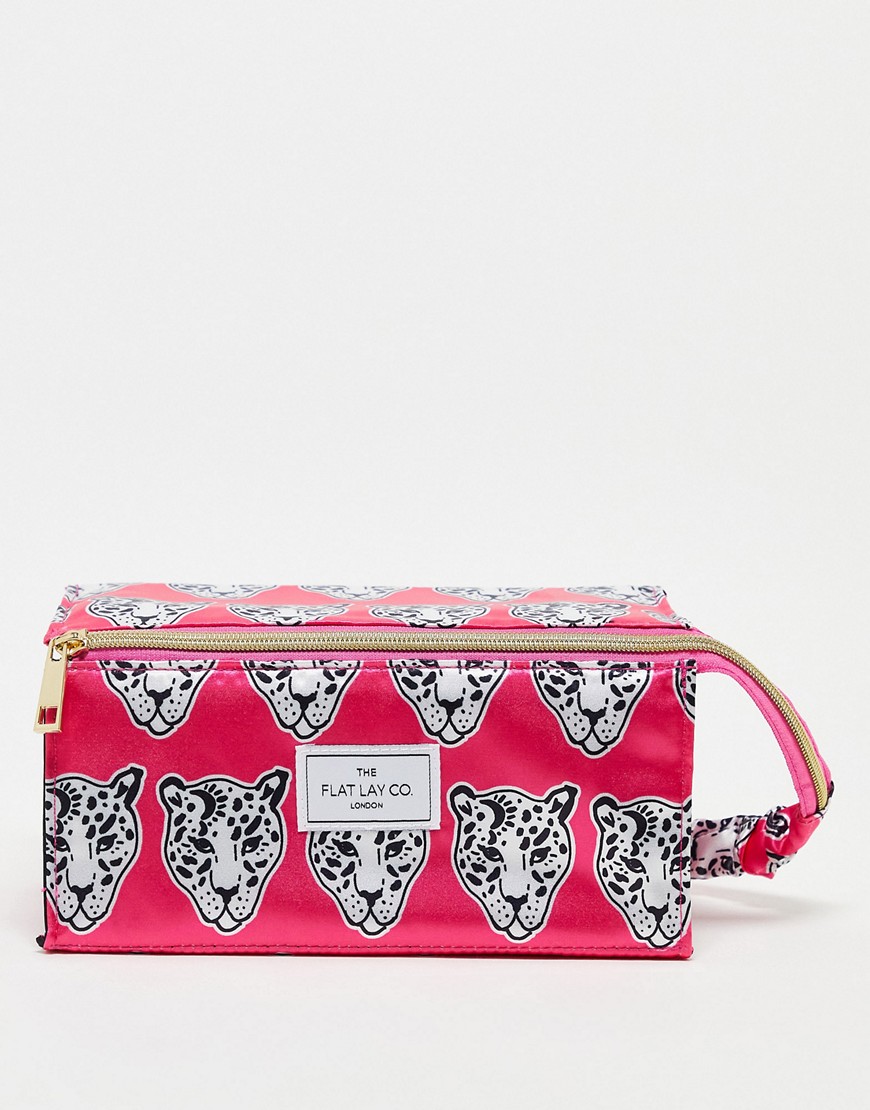 the flat lay co. x asos exclusive - rosa leopardmönstrad sminkväska av satin som öppnas platt - pink satin leopard-flera