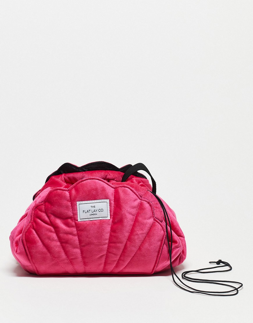 the flat lay co. x asos exclusive - rosa sminkväska i sammet med dragsko - velvet pink shell-flera