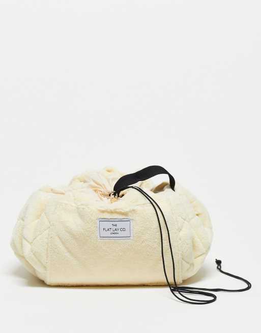 The Flat Lay Co. x ASOS Exclusive – Ściągana na sznurek kosmetyczka z materiału frotté w kolorze ecru