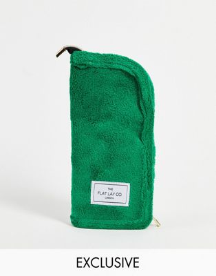 The Flat Lay Co. X ASOS Exclusive Standing Brush Case - Green Towel