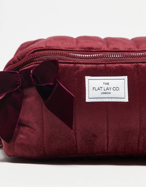 The Flat Lay Co. x ASOS - Exclusives - Marshmallow make-uptas in bordeauxrood fluweel met strik , 3 van 3