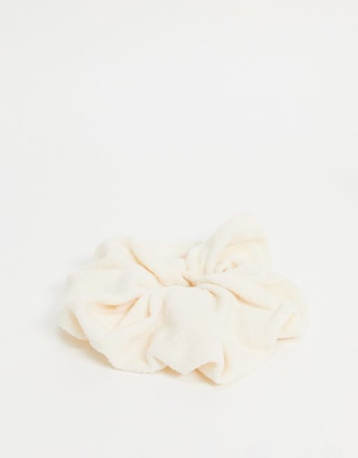 The Flat Lay Co. X ASOS - Exclusives - Neutrale jumbo scrunchie-set, 4 van 4