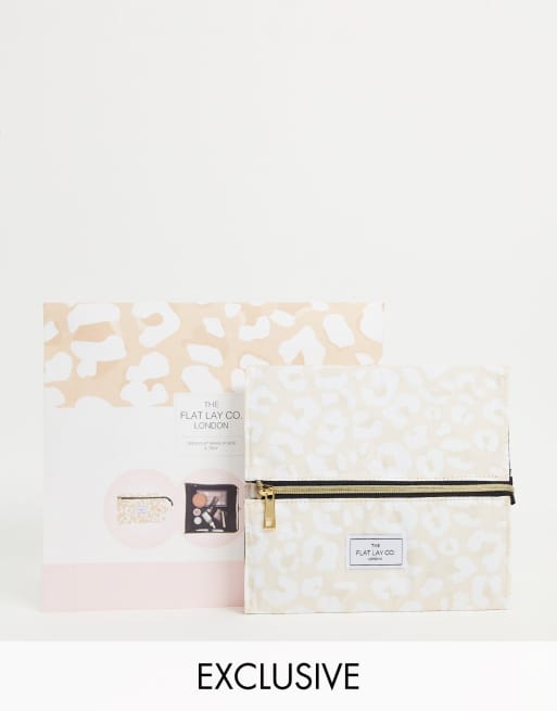 The Flat Lay Co. X ASOS - Exclusives - Platte make-up tas in neutrale dierenprint