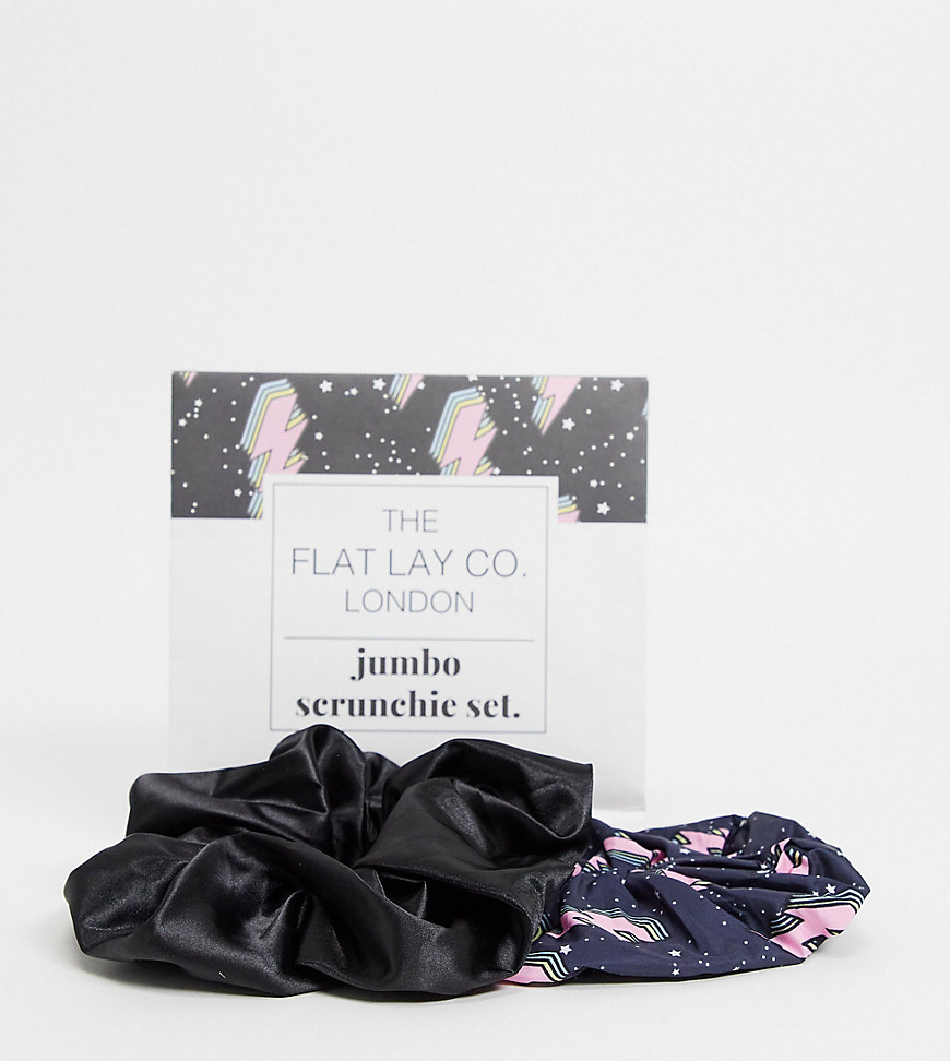 The Flat Lay Co. X ASOS - Exclusives - Set met grote satijnen scrunchies in bliksemprint en zwart-Meerkleurig