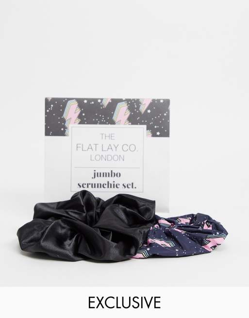 The Flat Lay Co. X ASOS - Exclusivité - Lot de gros chouchous en satin - Noir et motif éclairs