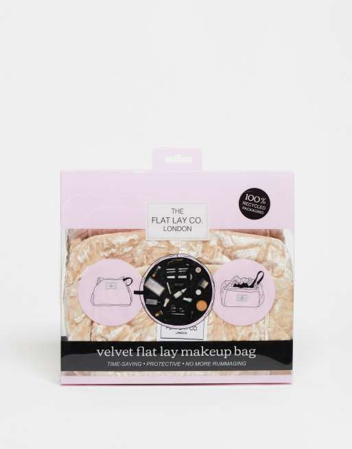 The Flat Lay Co. X ASOS - Exclusivité - Trousse de maquillage effet velours écrasé avec cordon de serrage - Glacé, 3 de 4