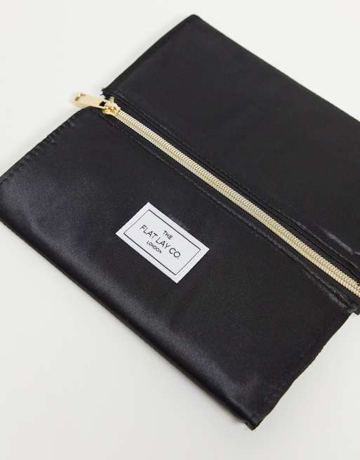The Flat Lay Co. X ASOS - Exclusivité - Trousse de maquillage plate à fermeture éclair - Noir soyeux, 2 de 4