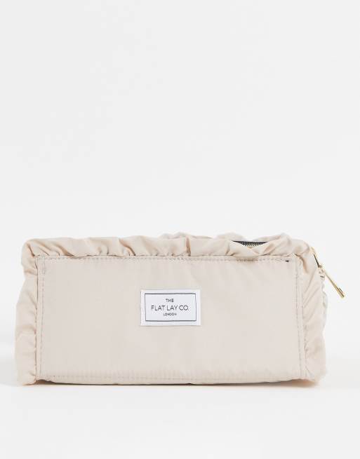 The Flat Lay Co. X ASOS – Exklusiv – Kastenförmige Make-up-Tasche zum Auslegen in Graubeige mit Rüschen