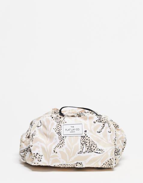 The Flat Lay Co. X ASOS – Exklusiv – Make-up-Tasche in Neutral mit Kordelzug und Gepard-Printmuster - view 1