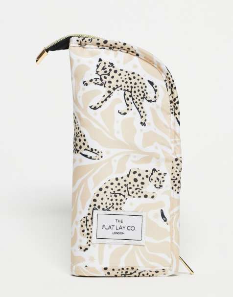 The Flat Lay Co. X ASOS – Exklusiv – Stehendes Make-up-Pinseletui in Neutral mit Gepard-Printmuster - view 1