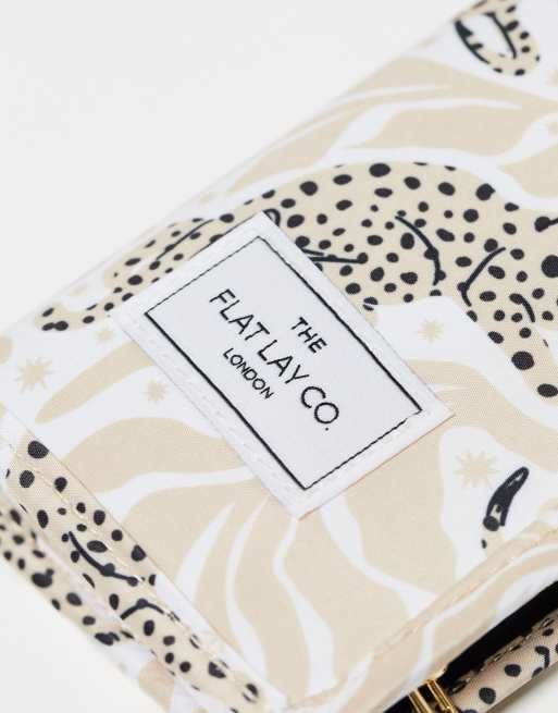 The Flat Lay Co. X ASOS – Exklusiv – Stehendes Make-up-Pinseletui in Neutral mit Gepard-Printmuster, 2 von 4