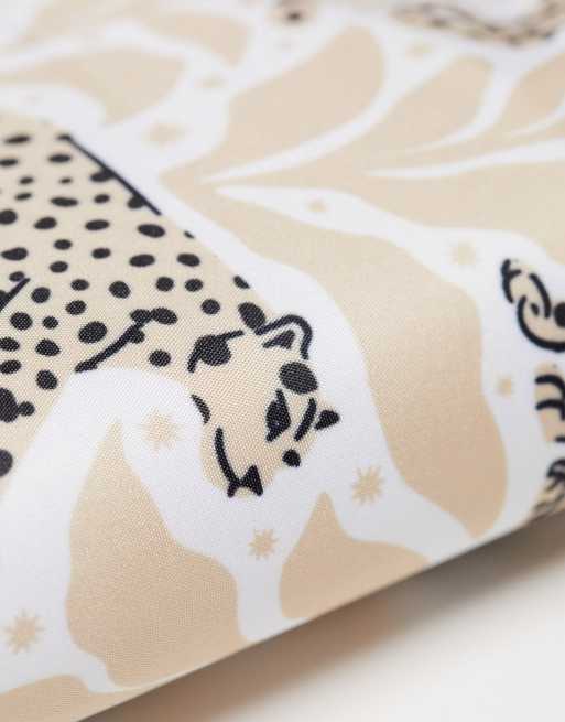 The Flat Lay Co. X ASOS – Exklusiv – Stehendes Make-up-Pinseletui in Neutral mit Gepard-Printmuster, 4 von 4