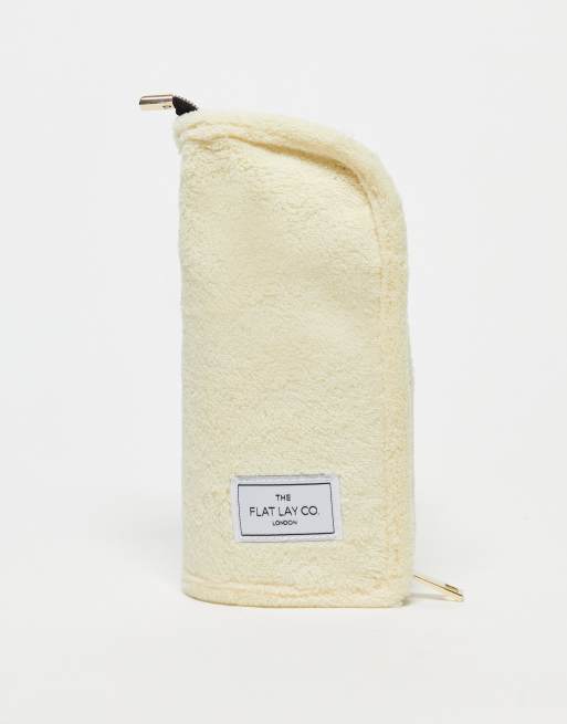 The Flat Lay Co. x ASOS – Exklusives Pinseletui zum Stellen aus Frottee in Ecru und Teddyfell-Optik