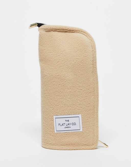 The Flat Lay Co. x ASOS – Exklusives Pinseletui zum Stellen aus Teddyfell in Beige mit Geparden-Print-Futter 