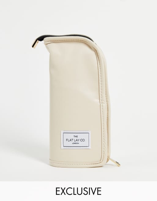 The Flat Lay Co. X ASOS – Exklusives stehendes Pinseletui in Lederoptik in Creme