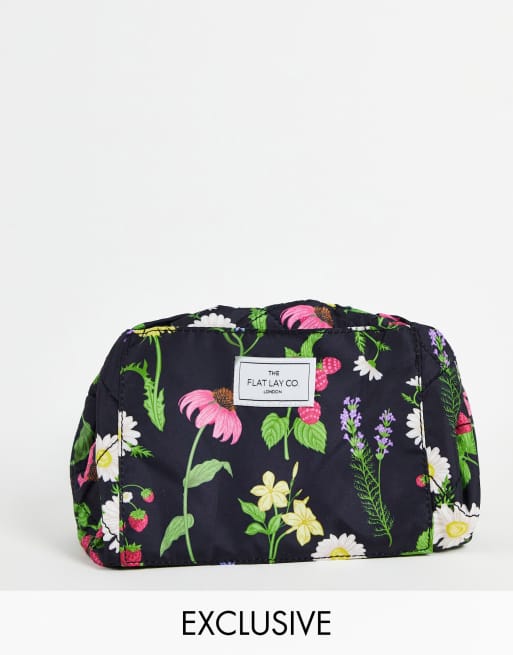 The Flat Lay Co. X ASOS - Makeup-taske med løbesnor i sort med blomsterprint - Kun hos ASOS