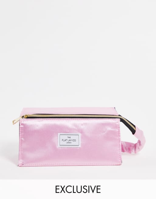 The Flat Lay Co. X ASOS - Makeuptaske i pink satin - Udfoldes ved åbning - Kun hos ASOS