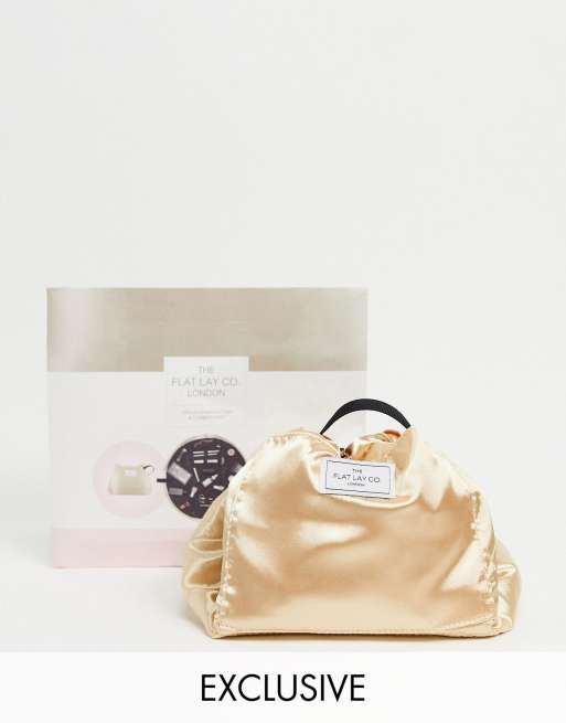 The Flat Lay Co. X ASOS - Makeuptaske med løbesnor i champagnefarvet satin - Kun hos ASOS