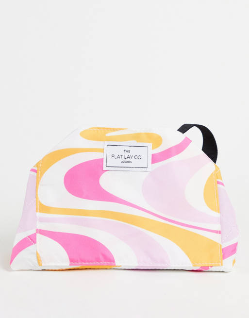 The Flat Lay Co. x ASOS - Makeuptaske med løbesnor i pink hvirvelprint - Kun hos ASOS
