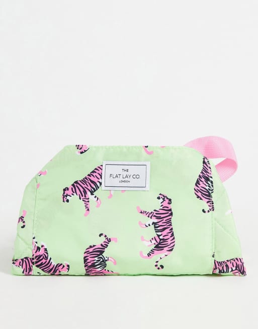 The Flat Lay Co. x ASOS - Makeuptaske med løbesnor og grønt og lyserødt tigerprint - Kun hos ASOS