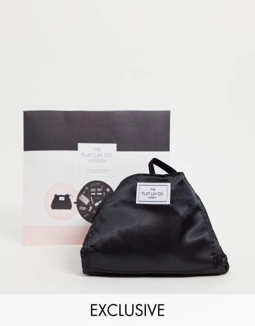 The Flat Lay Co. X ASOS - Makeuptaske med løbesnor - Sort silkefinish - Kun hos ASOS