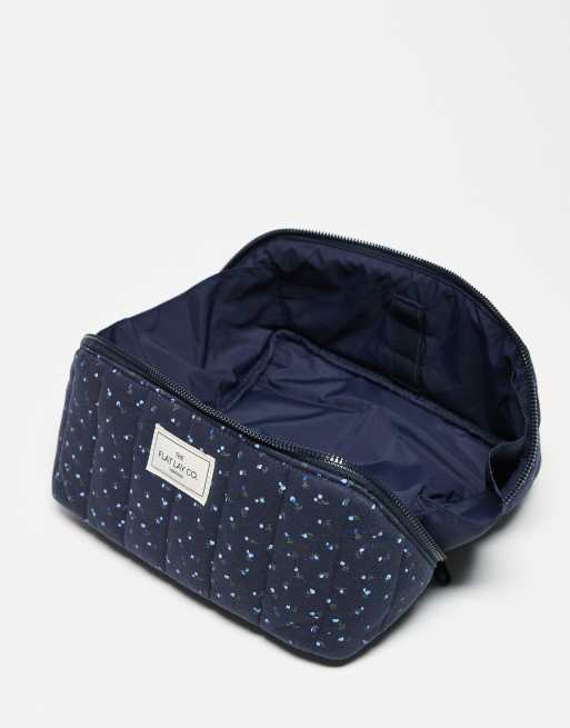 The Flat Lay Co. x ASOS - Marshmallow - Flat Lay Makeup Box Bag - Navy Blue Ditsy Floral - Kun hos ASOS , 2 af 3