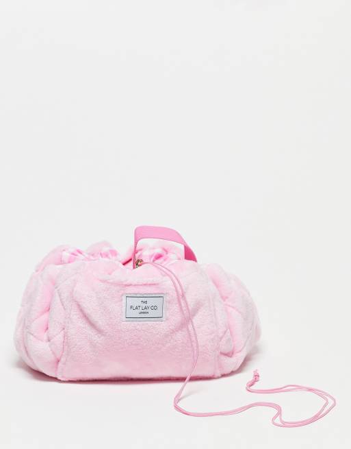 The Flat Lay Co. x ASOS – Rosa, fluffig gingham-rutig sminkväska med dragsko, endast hos ASOS