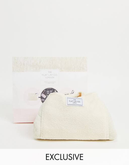 The Flat Lay Co. x ASOS – Sminkväska i teddymaterial med dragsko, endast hos ASOS