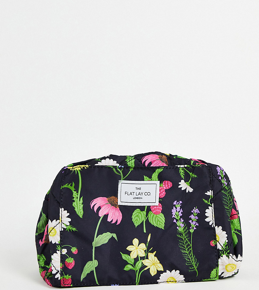 the flat lay co. x asos - sminkväska med dragsko i svart design med blommönster, endast hos asos-flera
