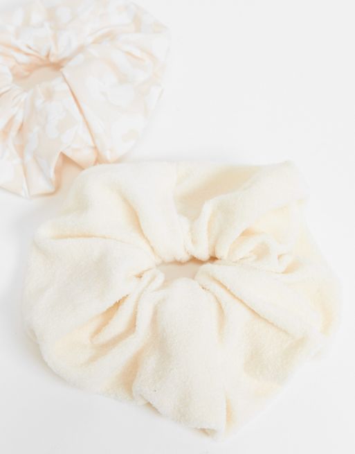 The Flat Lay Co. X ASOS - Sæt med store scrunchies i neutral - Kun hos ASOS, 3 af 4