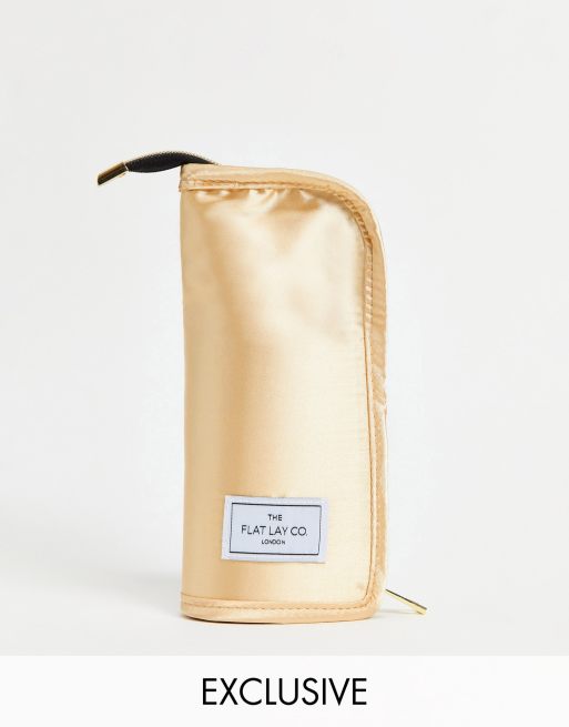 The Flat Lay Co. X ASOS – Stående borstfodral – Champagne Satin, endast hos ASOS