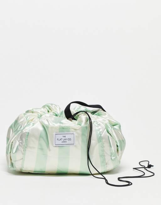 The Flat Lay Co. X ASOS - Trousse per make-up con coulisse in raso verde salvia a righe - In esclusiva per ASOS