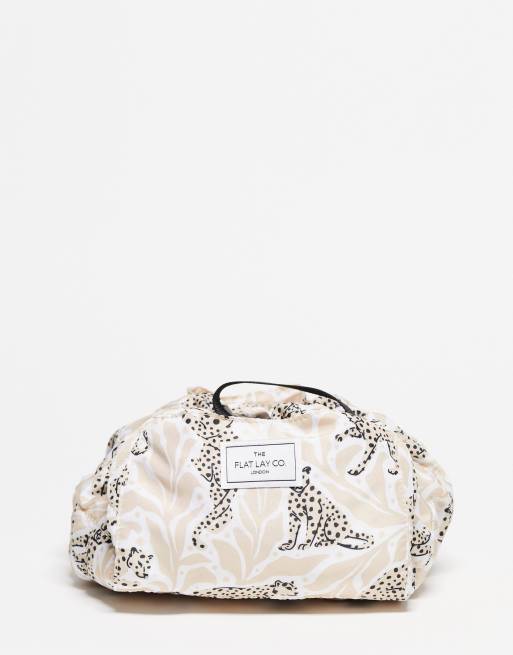 The Flat Lay Co. X ASOS – Tylko w ASOS – Ściągana na sznurek kosmetyczka w naturalnym kolorze we wzór w gepardy