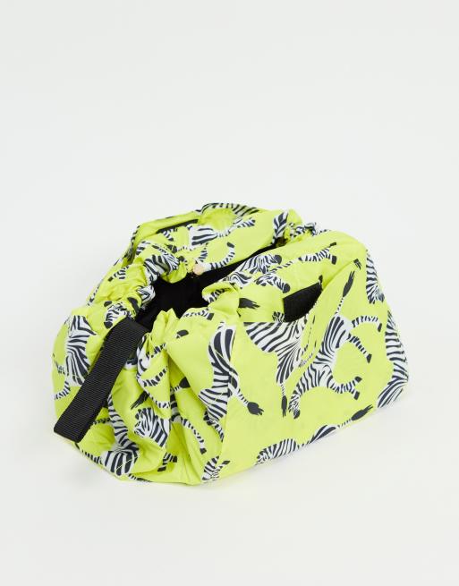 The Flat Lay Co. X Exclusivité ASOS - Trousse de maquillage avec cordon de serrage - Jaune à motif zèbres