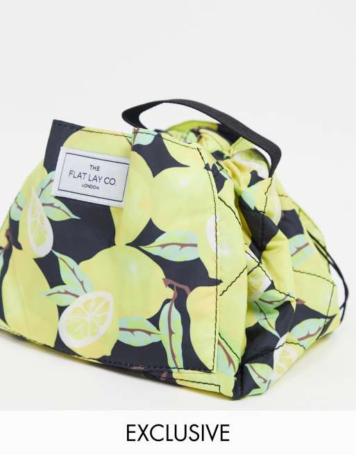The Flat Lay Co. X Exclusivité ASOS - Trousse de maquillage avec cordon de serrage - Noir à motif citrons