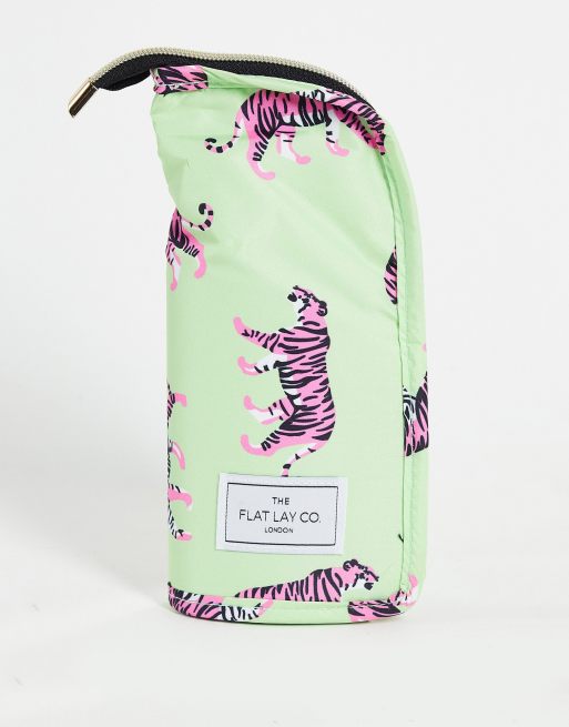 The Flat Lay Co. X Exclusivité ASOS - Trousse verticale pour pinceaux - Vert à motif tigre rose