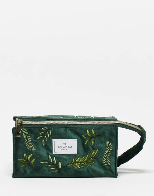 The Flat Lay Co. – Zielona aksamitna kosmetyczka otwierana w haftowany wzór w liście