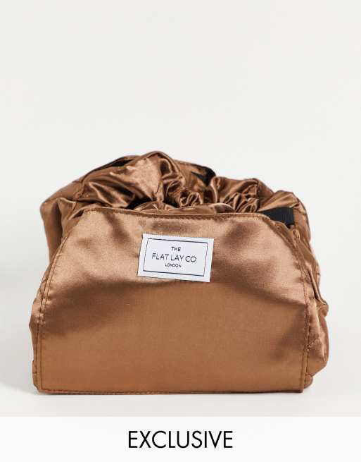 The Flay Lay Co. X ASOS - Exclusives - Make-uptas van satijn met trekkoord in bruin