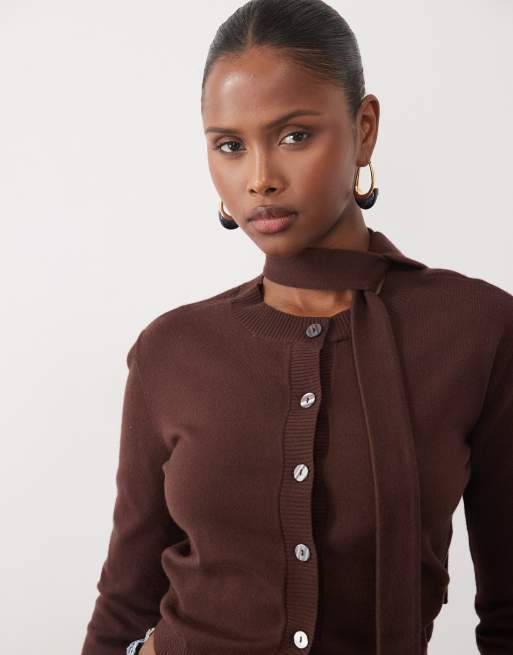 The Frolic cardigan exclusif avec détail écharpe chocolat, 2 de 4