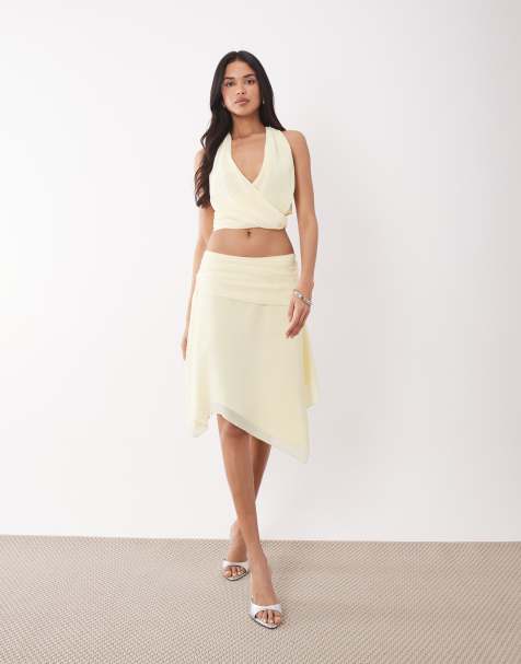 The Frolic - Citrongult sæt med overdel med halterneck og detalje i siden i chiffon og midinederdel - view 1