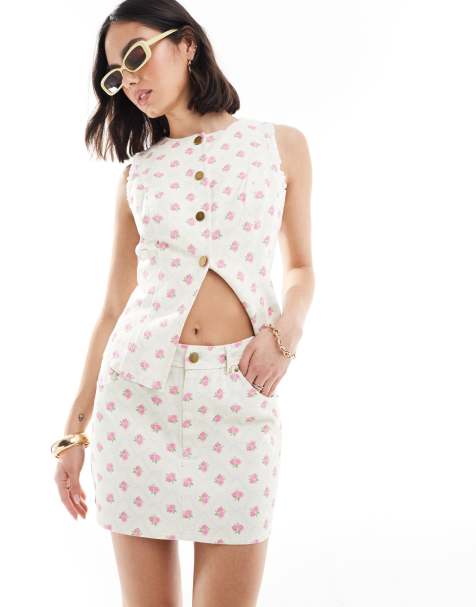 The Frolic - Co-ord set van gilet met knoopsluiting en minirok in crème met fijne bloemenprint - view 1