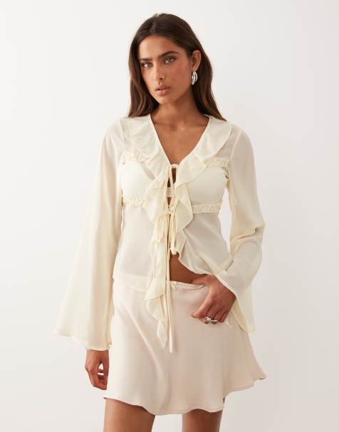 The Frolic - Colección exclusiva - Top color crema con mangas acampanadas, lazada delantera y detalle de volantes de chifón transparente - view 1